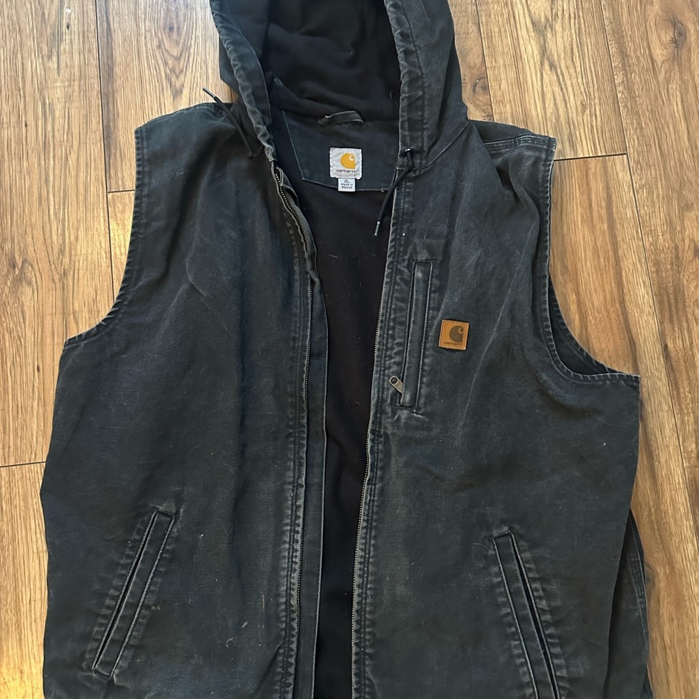 Men’s Carhartt vest.